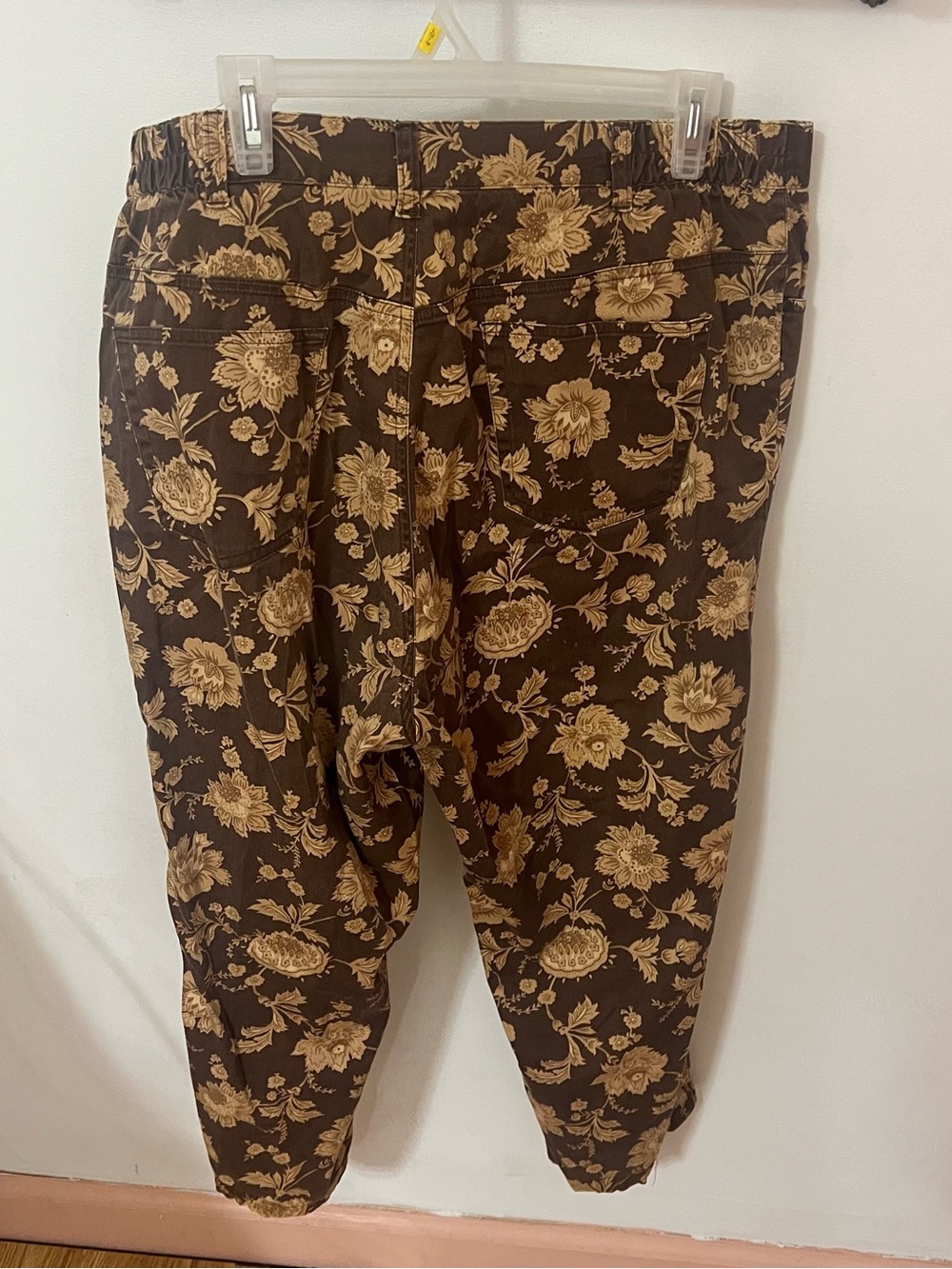 Jones New York Signature Brown Capri Floral Pants - Picture 2 of 5